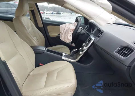 2016 Volvo S60 T5 Premier z USA, uszkodzony, nr VIN YV1612TK8G2405385